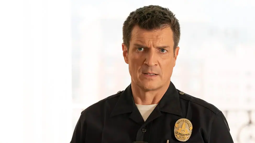 Nolan, in Uniform, blickt kritisch.